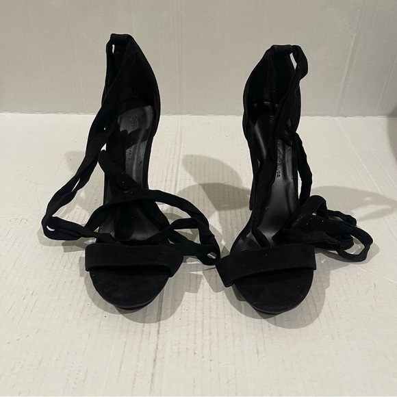 Women’s Wild Diva Black Faux Suede Strappy Stilleto Heels Size 8.5 US! - Picture 2 of 9